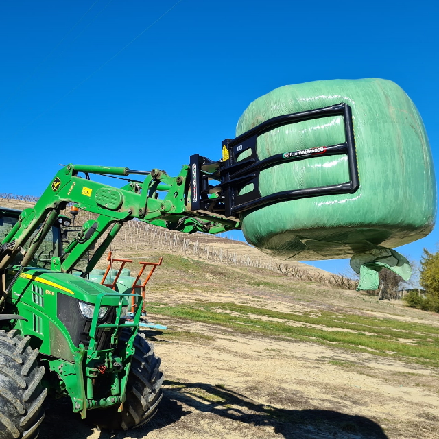 Pinza fasciati rotondi dalmasso al lavoro su john deere