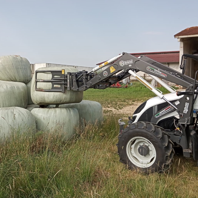 Pinza fasciati rotondi dalmasso al lavoro su valtra